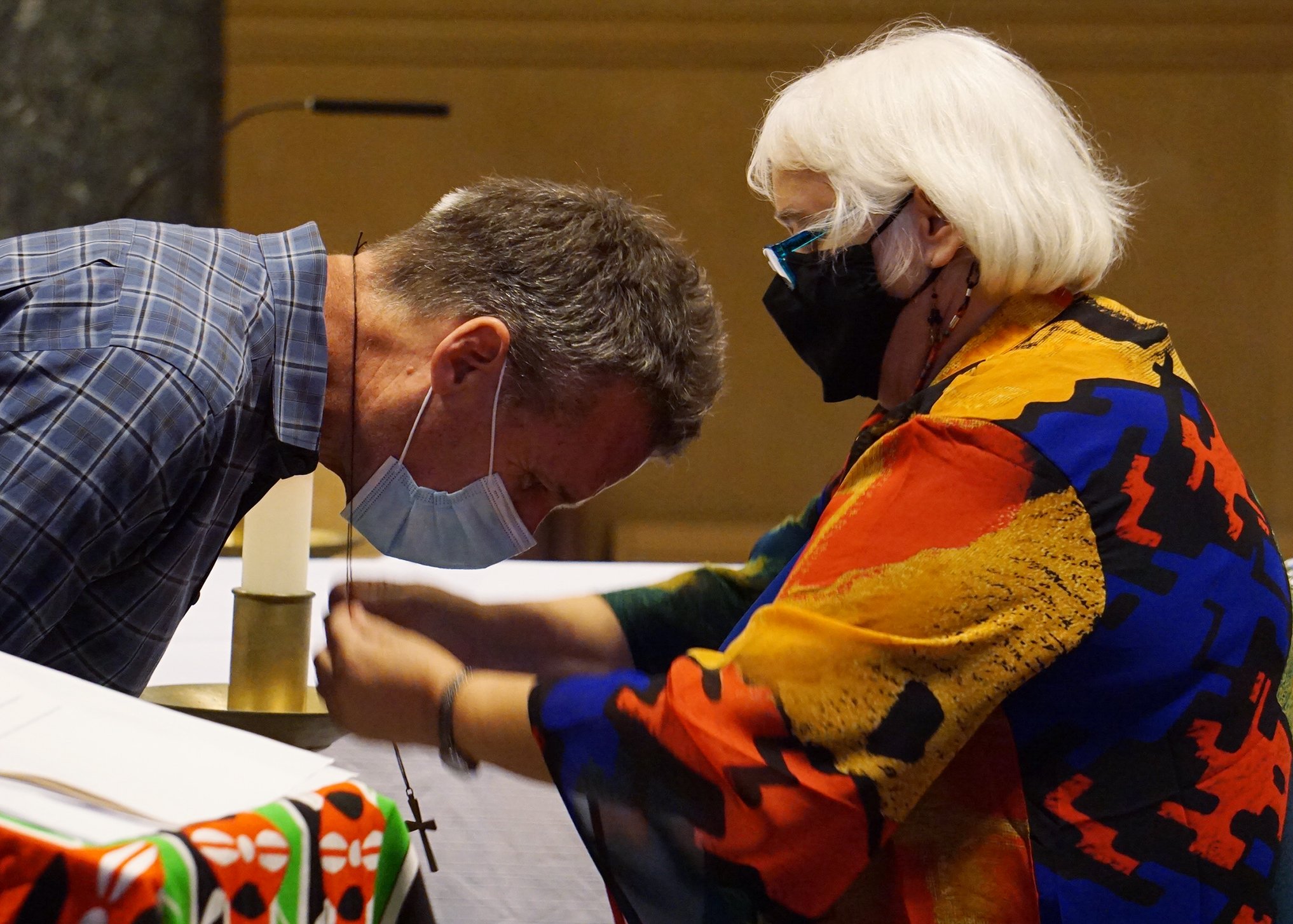 Bob Cunningham receives his mission cross from Marj Humphrey, Maryknoll Lay Missioners' director of missions, at the Queen of Apostles Chapel in Ossining, N.Y., Dec. 11, 2021.  (CNS photo/Pat Norberto, courtesy Maryknoll Lay Missioners)