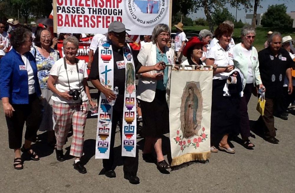 La Hna. Mary Ellen Lacy marcha junto a la activista por los derechos civiles Dolores Huerta. "A los Estados que permiten a los inmigrantes vivir legalmente les va mejor económicamente", dice Lacy, abogada especializada en inmigración, quien agrega: "La idea de acoger a la gente y hacerla legal nos ayuda a todos". (Foto: cortesía Mary Ellen Lacy)