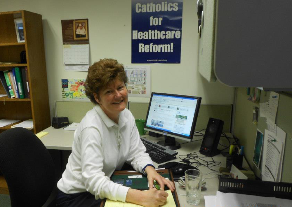 Hna. Mary Ellen Lacy, de las Hijas de la Caridad, sentada en su cubículo en Network en 2012. En esta organización, la religiosa ayudó a crear el movimiento Monjas en el Bus. (Foto: cortesía Mary Ellen Lacy)