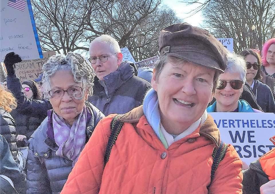 Mary Ellen Lacy, abogada especializada en inmigración, participa en una marcha en Washington D. C. "Somos los guardianes de nuestros hermanos y hermanas", afirma. (Foto: cortesía Mary Ellen Lacy)