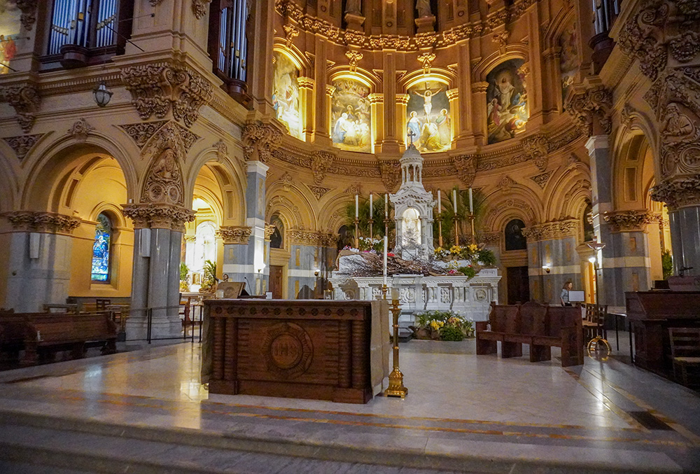 The main altar of the Church of St. Francis Xavier in Manhattan, New York (NCR photo/Camillo Barone)