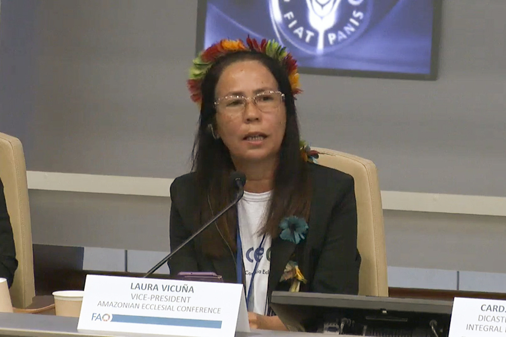 La catequista franciscana Hna. Laura Vicuña Pereira Manso, miembro del pueblo indígena Kariri, habla en un evento sobre la Amazonia en la sede de la Organización de las Naciones Unidas para la Agricultura y la Alimentación en Roma, el 4 de junio de 2024. (Imagen: captura de pantalla CNS/FAO) defensa de sus derechos humanos y el cuidado de la selva amazónica en el territorio karipuna, Brasil. Ella ha sido la presencia de la Iglesia católica en este remoto lugar donde no hay sacerdotes. (Foto: Ellie Hidalgo)