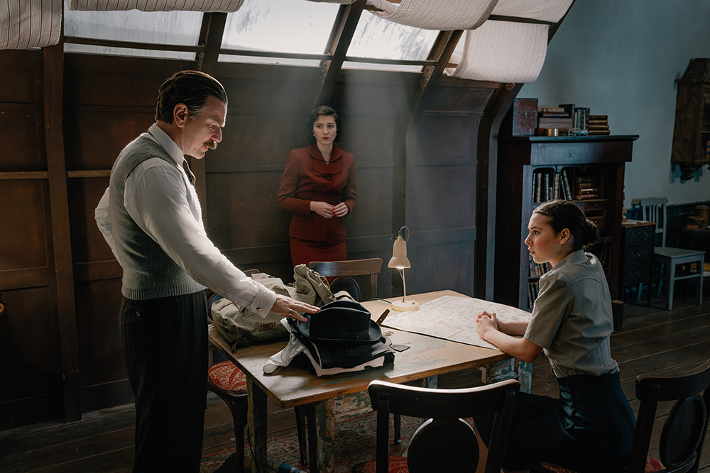 Ewan McGregor as Count Rostov, Mary Elizabeth Winstead as Anna Urbanova and Billie Gadsdon as Sofia in "A Gentleman in Moscow." (Ben Blackall/Paramount+ with Showtime)