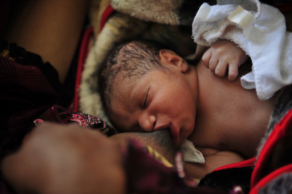 A mother feeds her newborn baby in the maternity ward of a hospital in Goroka in 2009. (Grist/Fairfax Media via Getty Images/Jason South)