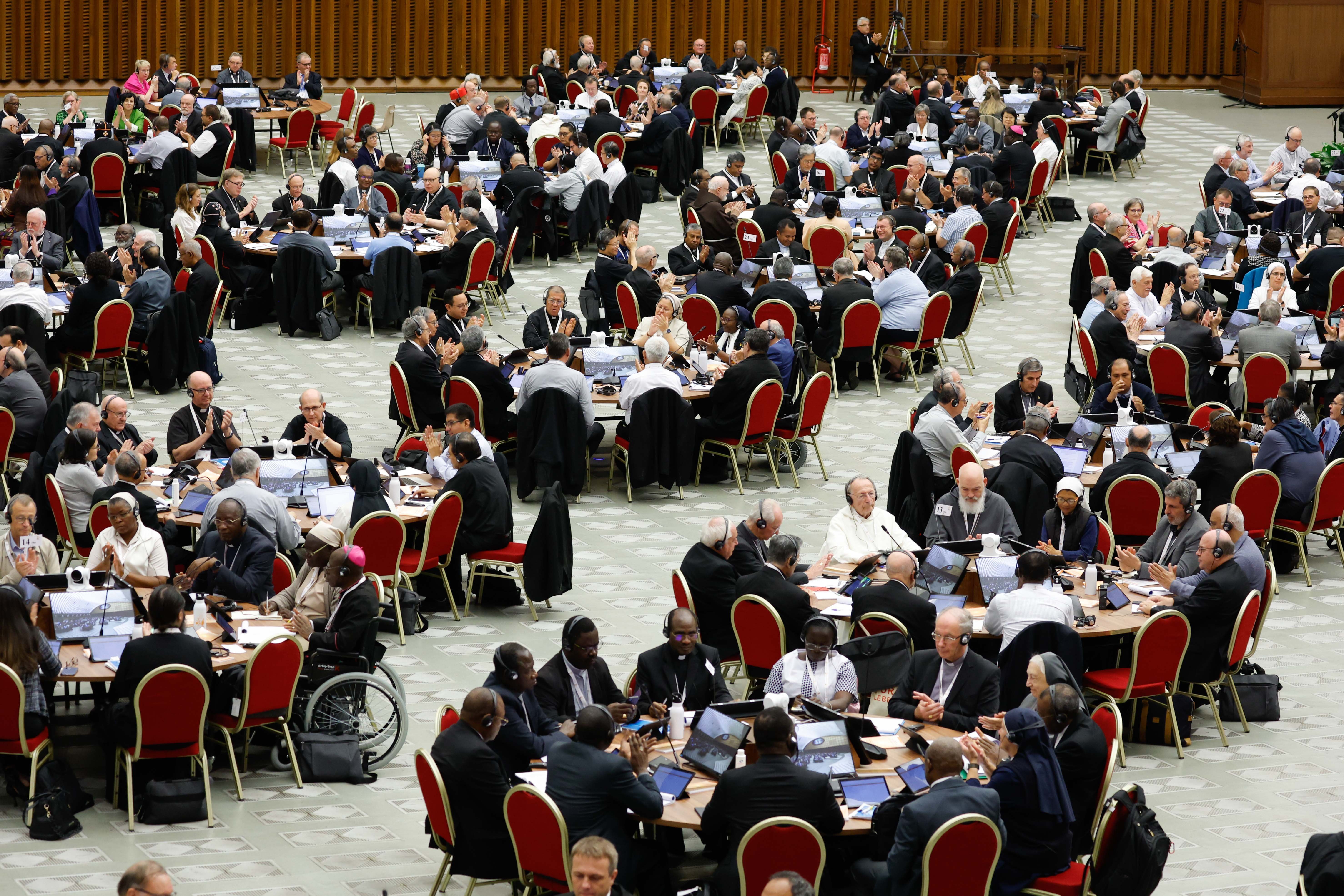 Members of the assembly of the Synod of Bishops start a working session in the Vatican's Paul VI Audience Hall Oct. 18, 2023. (CNS photo/Lola Gomez)