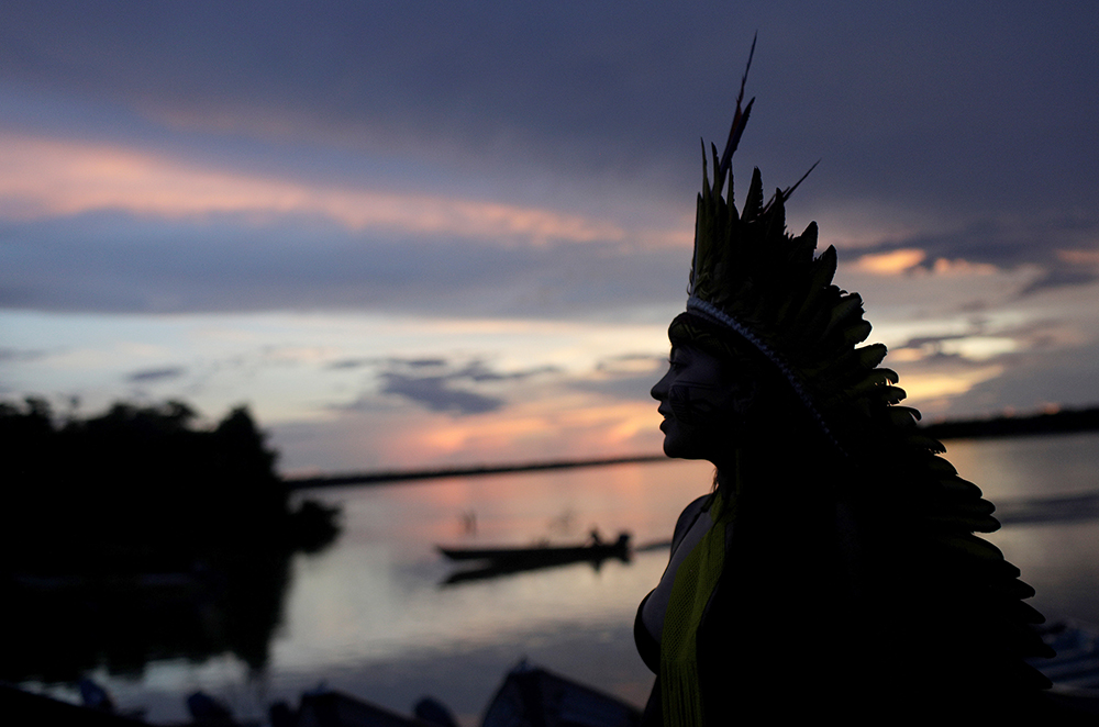 Un líder del pueblo Celia Xakriaba camina por las orillas del río Xingu en el Parque Indígena Xingu de Brasil el 15 de enero de 2020. (Foto: CNS/Reuters/Ricardo Moraes)