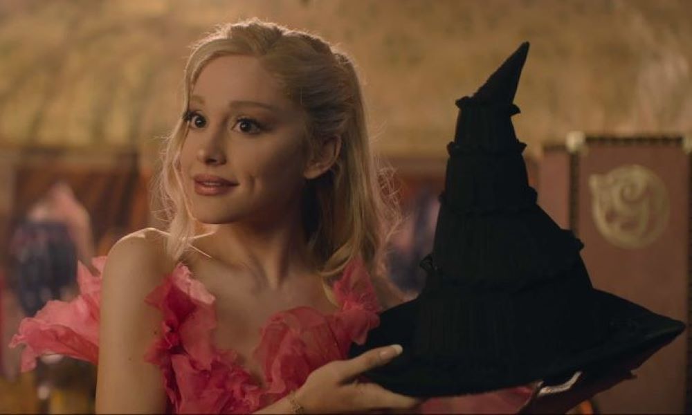 Glinda (Ariana Grande) 