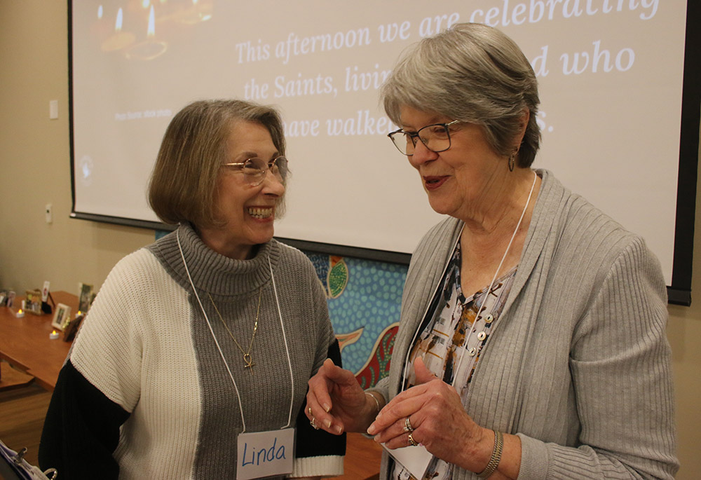 Linda Folmar talks with Spiritus community member Darlene Stout before a service begins Nov. 3 in Beavercreek, Ohio. (NCR photo/Dennis Sadowski)