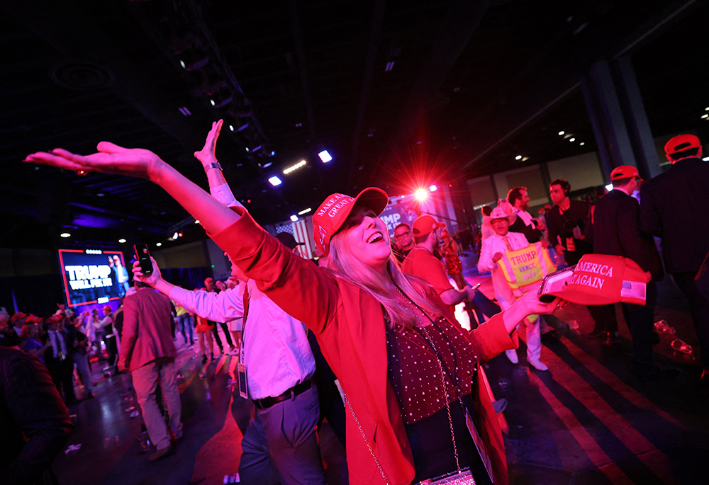 Una partidaria del presidente republicano electo Donald Trump celebra en su mitin de victoria en el Centro de Convenciones del Condado de Palm Beach el 6 de noviembre en West Palm Beach, Florida, después de que fuera elegido el 47.º presidente de los Estados Unidos. (Foto: OSV News/Reuters/Carlos Barria)