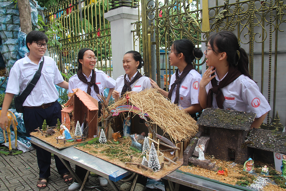 Catechism students sell creches made of used items for charities on Dec. 19 at Bac Ha Church in Ho Chi Minh City. (Joachim Pham)