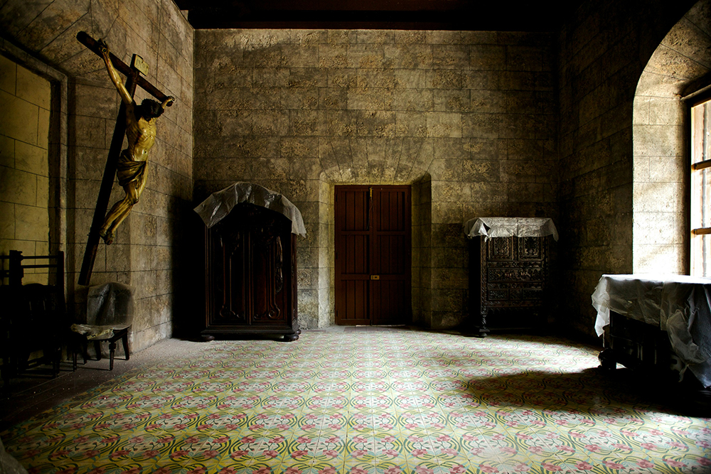 An empty room in a convent (Unsplash/Mario La Pergola)