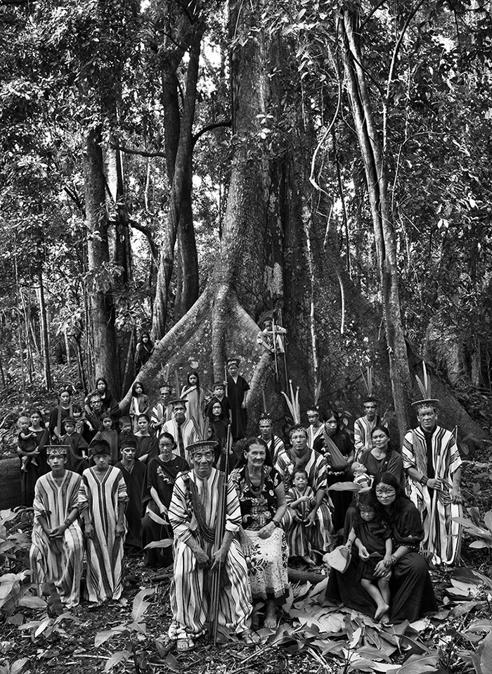 An Ashaninka family in 2016, in Acre state, Brazil (© Sebastião Salgado/Contrasto)