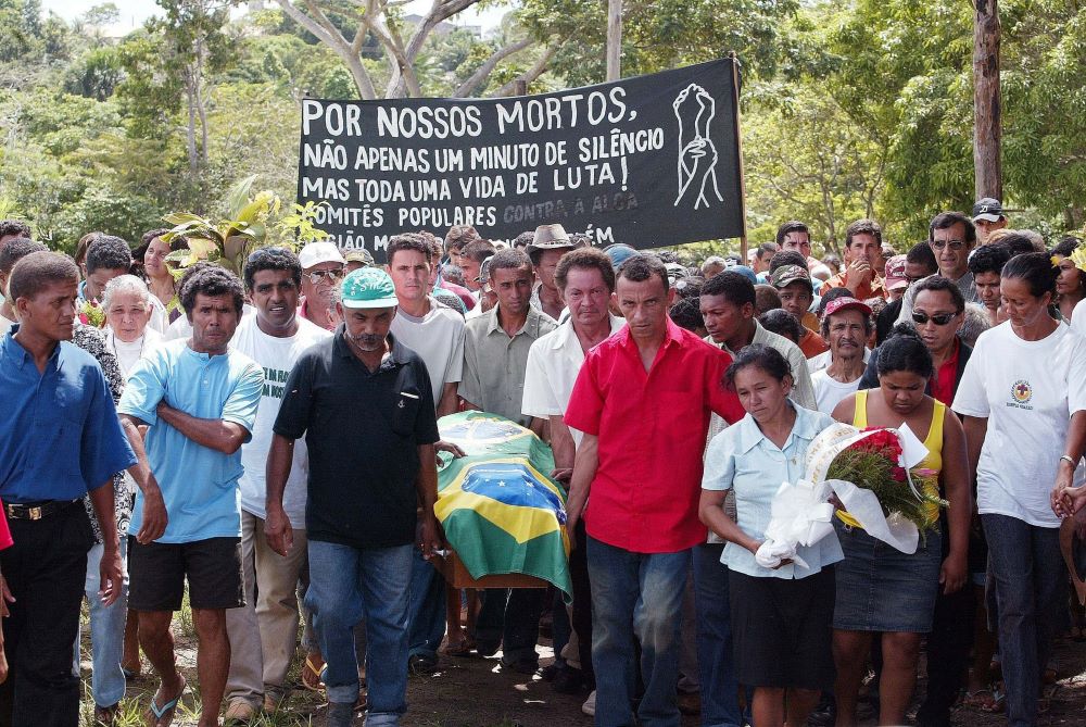 El féretro de la misionera estadounidense asesinada sor Dorothy Stang es transportado por miembros del Movimiento de los Sin Tierra durante un funeral celebrado el 15 de febrero de 2005 en Anapu (Brasil). Stang, miembro de las Hermanas de Notre Dame de Namur, es una de los muchos mártires que murieron para proteger la Amazonía. (Foto: CNS/Agencia O Globo/Ailton de Freitas)