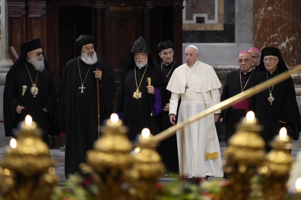 The patriarch of the Syriac Orthodox Church, Moran Mor Ignatius Aphrem II, second from left; the head of the Catholicosate of the Great House of Cilicia of the Armenian Apostolic Church, Aram I, third from left; Cardinal Bechara Boutros al-Rahi, fourth fr