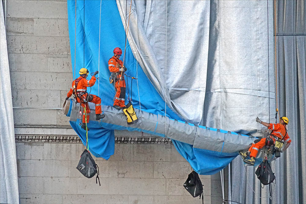 Workers wrap fabric on the southwest façade of the Arc de Triomphe in Paris Sept. 12. (Wikimedia Commons/Jean-Pierre Dalbéra)