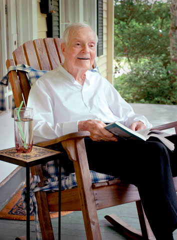 Archbishop Philip Hannan in retirement in 2007 (CNS/Clarion Herald/Frank J. Methe)