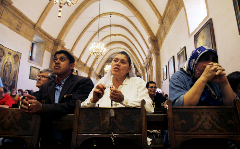 Parishioners at San Carlos Borromeo de Carmelo Mission in Carmel, Calif., attend Mass Sept. 23, 2015. (CNS/Reuters/Michael Fiala)