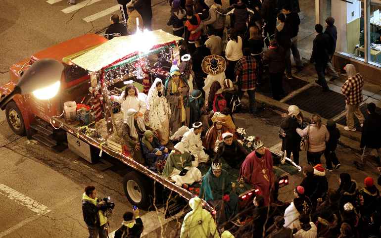 A float carrying youths in Nativity costumes makes it way down State Street in Chicago Dec.16 for the 26th annual Chicago archdiocesan posada, which commemorates the journey Mary and Joseph took from Nazareth to Bethlehem. More than 1,200 people participated. (CNS/Karen Callaway)