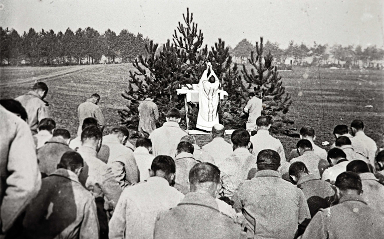 A priest celebrates Mass for French soldiers on the Champagne front in eastern France in 1915. (CNS/Reuters/Courtesy of the Collection Odette Carrez)