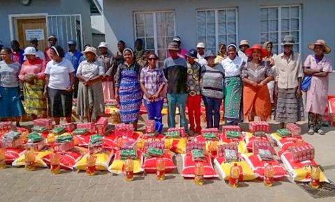 Sisters help the people with parcels of food. (Agnes Motake)