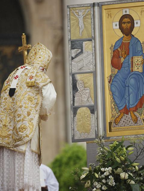 Pope Benedict XVI reverences an image of Jesus during Easter Mass in St. Peter's Square at the Vatican April 4, 2010. (CNS/Paul Haring)