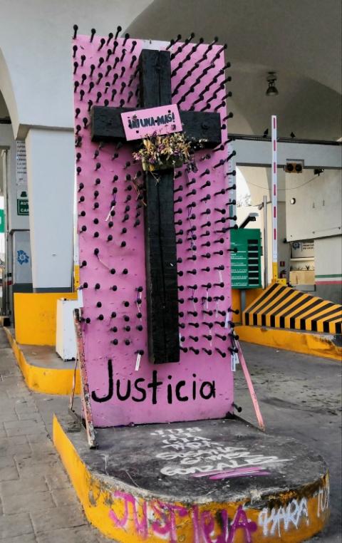 A cross meant to draw attention to the problem of femicide is seen at the Paso del Norte International Bridge, Ciudad Juárez, Mexico, April 6, 2019. (Wikimedia Commons/Wotancito)