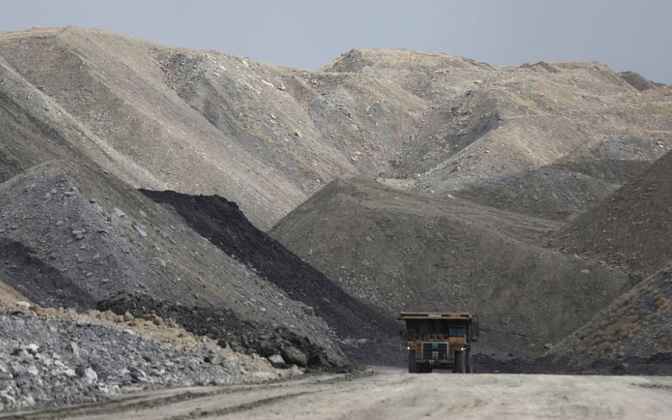 A dump truck hauls coal and sediment near Rock Springs, Wyo. (CNS/Reuters/Jim Urquhart)