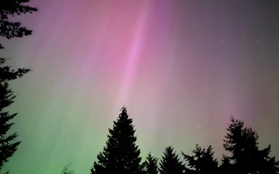 The aurora borealis is seen in Washington state in May 2024. (Wikimedia Commons/RailworksAmerica)