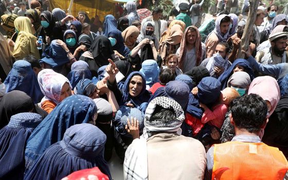 Internally displaced families from northern provinces of Afghanistan, who fled from their homes due the fighting between Taliban and Afghan security forces, take shelter at a public park in Kabul Aug. 10. (CNS/Reuters)