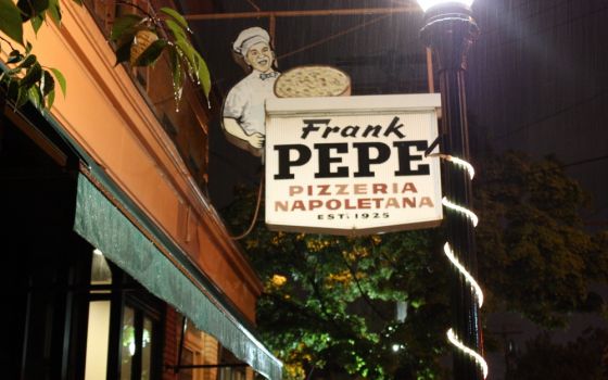 Frank Pepe Pizzeria Napoletana in New Haven, Connecticut (Flickr/Krista)