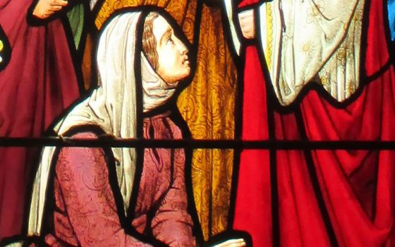 The woman touching Jesus' cloak, depicted in stained glass at St. Andrew's Church, Nuthurst, West Sussex, England (Wikimedia Commons/Antiquary)