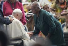 Sandra Russo meets Pope Francis at APEC Haus in Port Moresby, Papua New Guinea, Saturday, Sept. 7, 2024. (AP Photo/Mark Baker)